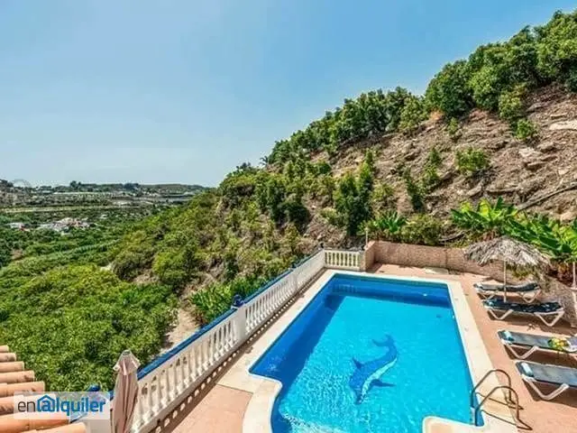 Alquiler Casa Piscina Nerja: Villa Lujosa con Vistas al Mar