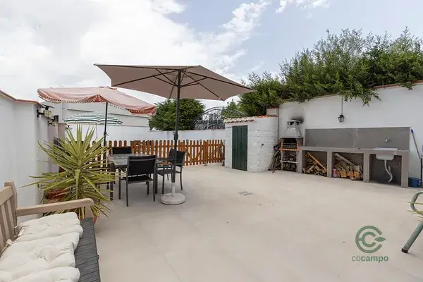 Casa en Ogijares con Piscina y Placas Solares