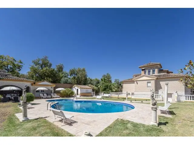 Casa de Lujo con Piscina Privada y Gimnasio
