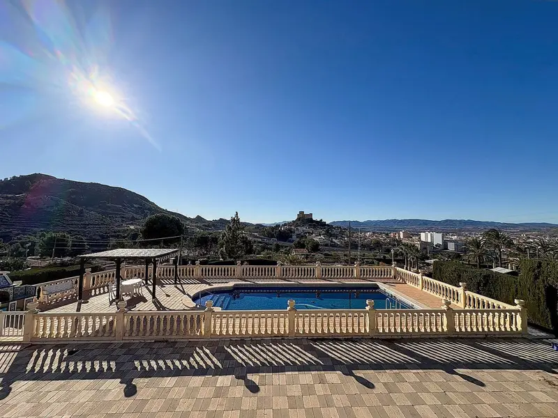 Villa en Venta Petrer con Vistas Panorámicas y Piscina Privada