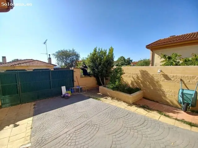 Chalet Reformado en Urbanizacion con Piscina y Terraza