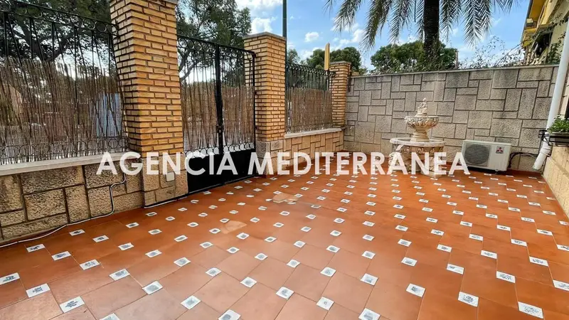 Chalet en Rocafort 328m2 con Piscina y 6 Habitaciones