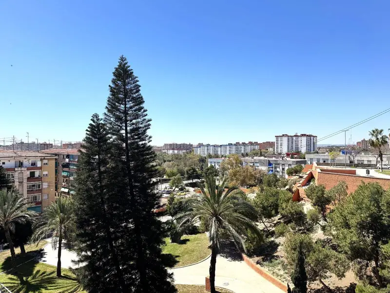 Dúplex Reformado en Alicante con Vistas al Parque