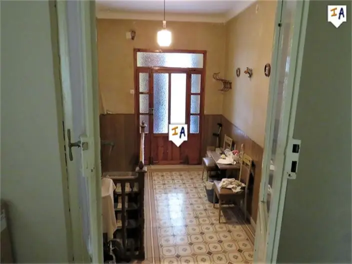Casa antigua en Alcaudete con jardin - oportunidad de negocio