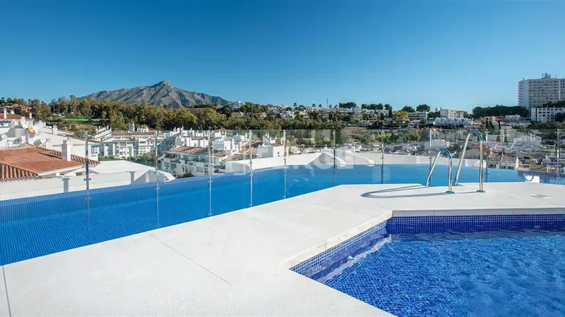 Apartamentos en Marbella con Vistas al Mar y Piscina