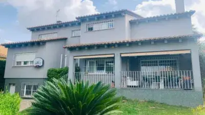 Chalet en Entrepinos La Eliana con Piscina y Jardin