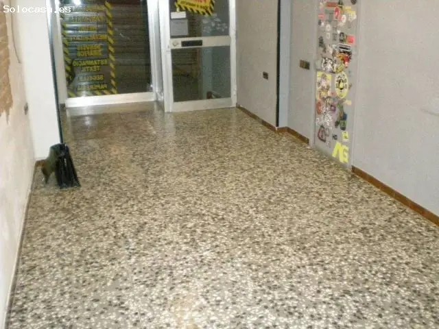 Local en Alquiler 96m2 5 Divisiones Escaparate Zona Paso Coches