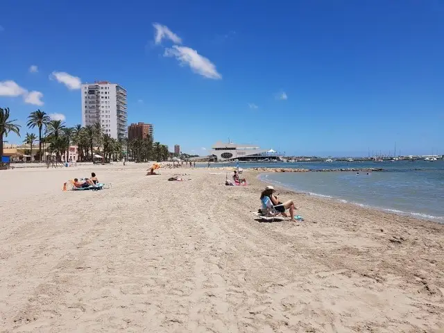 Premisas Comerciales en Santiago de la Ribera: Negocio Equipado Cerca de la Playa