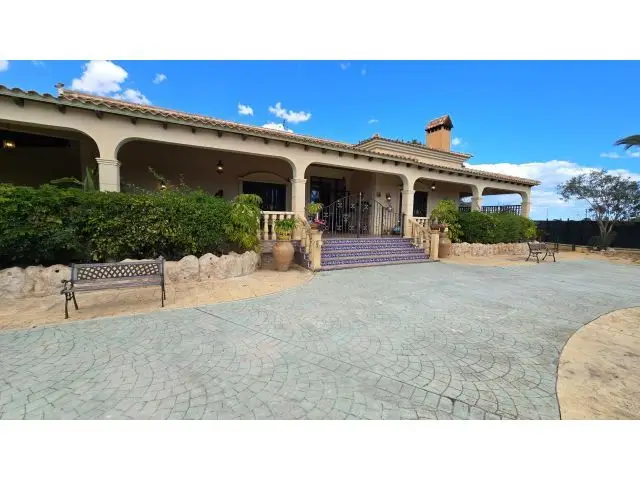 Finca Rustica con Casa de Invitados Piscina y Amplio Terreno