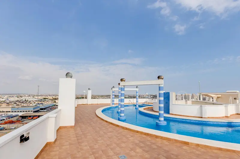 Apartamento en Torrevieja con Piscina Cerca de la Playa