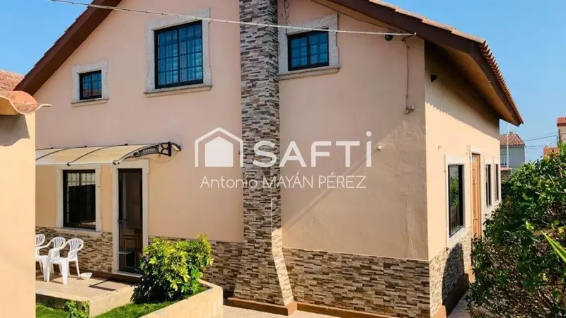 Casa en Venta Areeiros Ribeira 5 Dormitorios Jardin Cerca Playa