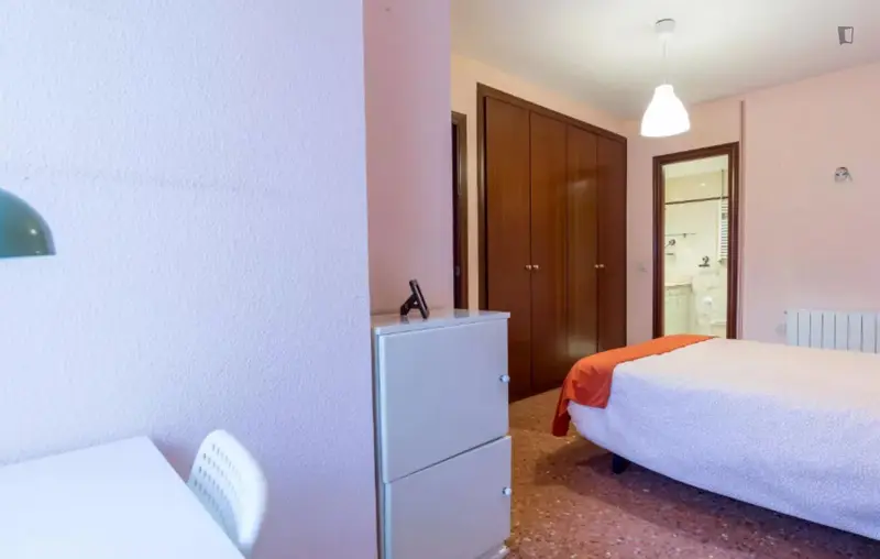 Habitacion Doble con Baño Privado en Piso Compartido