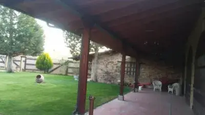 Chalet en venta con local comercial y piscina