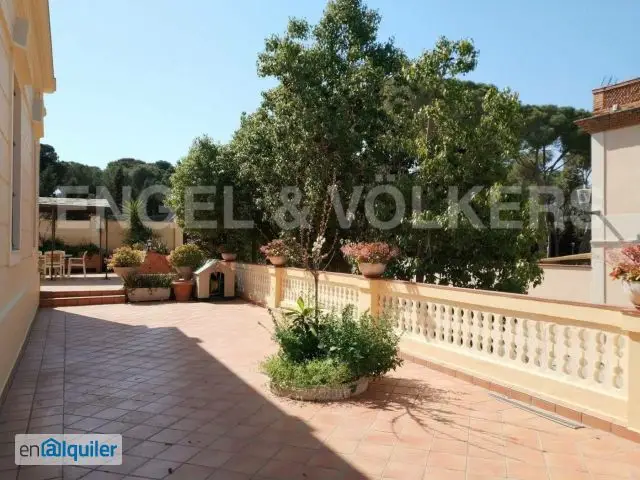 Casa familiar con terraza y parking en la Colonia Güell