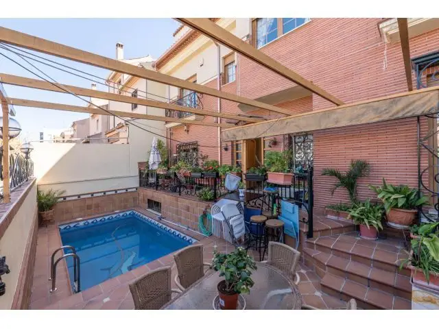 Casa de Lujo en Granada con Piscina y 4 Plantas