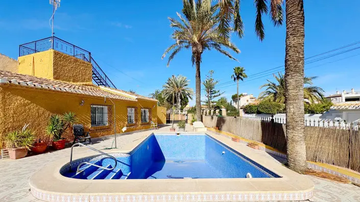 Villa en Punta Prima 3 Dormitorios Piscina Privada Cerca del Mar