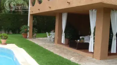 Chalet Reformado en Carrer de la Cerdanya con Piscina y Vistas al Mar
