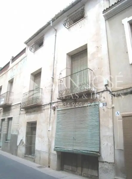 Casa en Centro Aspe con Patio para Reformar