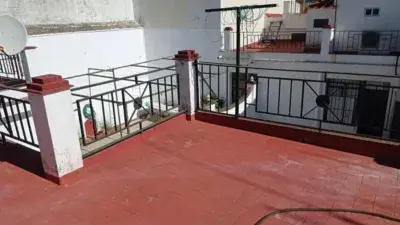 Casa Adosada en Gerena con Local Comercial
