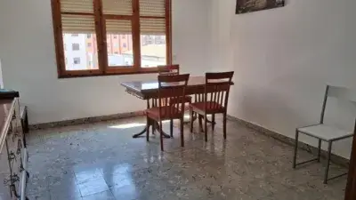 Alquiler Piso Centro: 4 Habitaciones, Luminoso y Cerca de Servicios