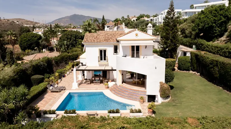 Villa de Lujo en El Paraiso Alto Benhavis 4 Dormitorios Piscina Privada