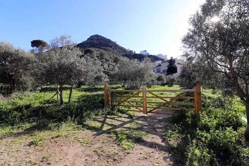 Parcela en Venta en Roses: Terreno Urbanizable con Finca Rústica