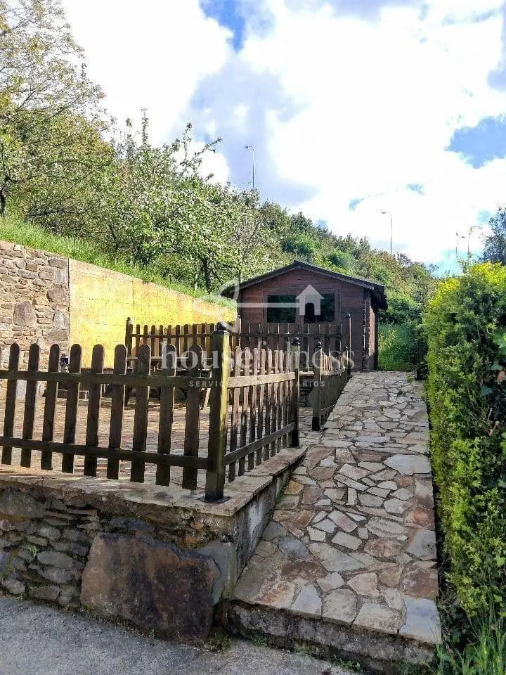 Casa en venta en Somozas: Encanto Gallego con Vistas y Modernidad
