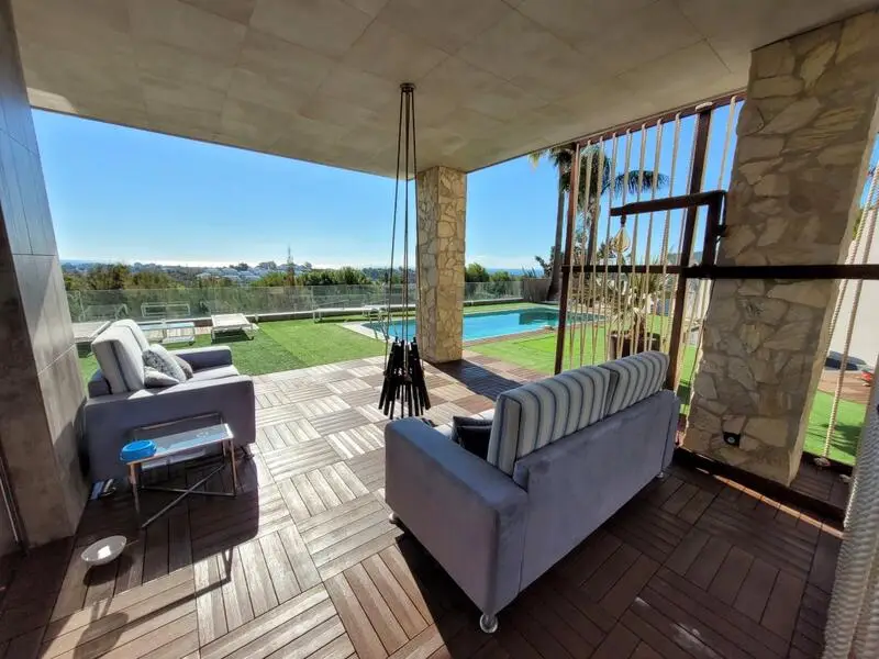 Villa de Lujo en Benahavis con Vistas al Mar y Golf