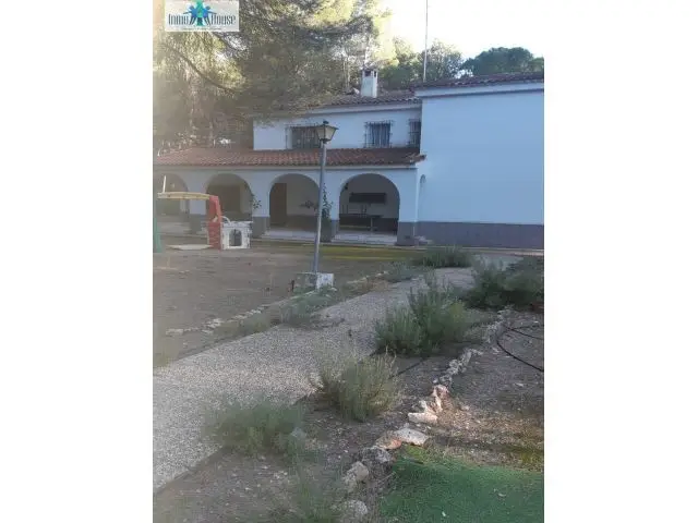 Casa en Pinares del Jucar con Piscina y Gran Terreno