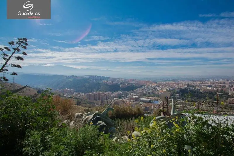 Solar con Vistas a Granada y Sierra Nevada - Casa, Corral y Cueva