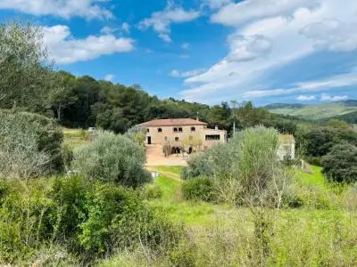 Masía en Venta en Cistella Girona con Licencia Turística y Piscina
