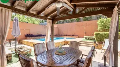 Casa Adosada en La Zubia con Piscina y Jardin