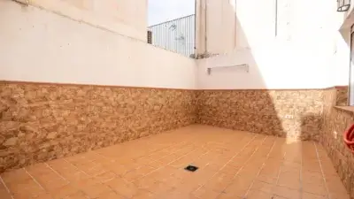 Piso Reformado en Cúllar Vega con Terraza Cochera y Trastero