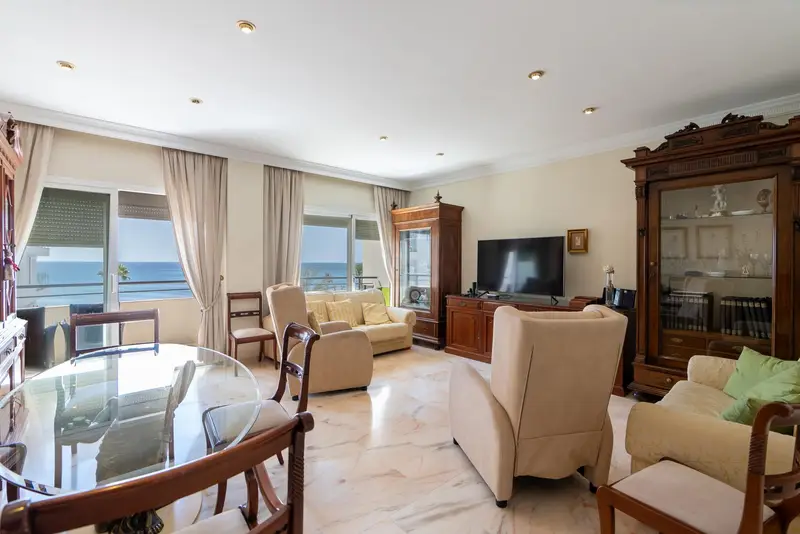 Apartamento con Vistas al Mar en Estepona