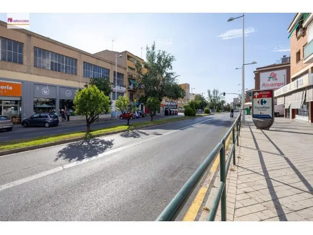 Semiatico con terraza junto Hospital Traumatologia La Granada