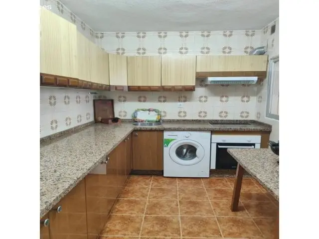Planta Baja en Los Barrios con Vecinos Arriba