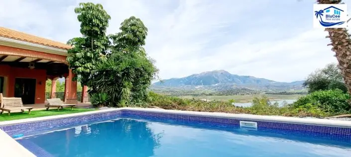 Chalet 6 Dormitorios Vistas Lago Piscina Jacuzzi Axarquia