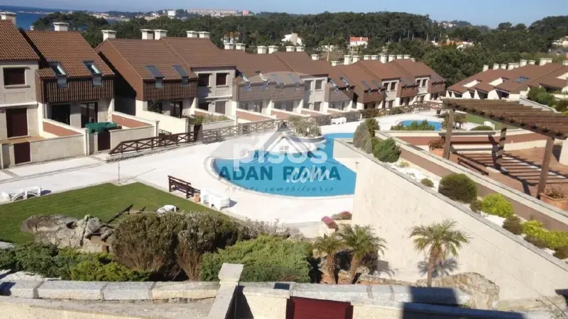 Chalet Adosado de Lujo en San Vicente do Mar con Alta Rentabilidad