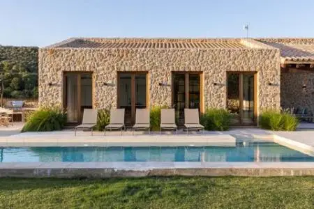 Casa de Lujo Moderna en Pollensa con Piscina y Patios