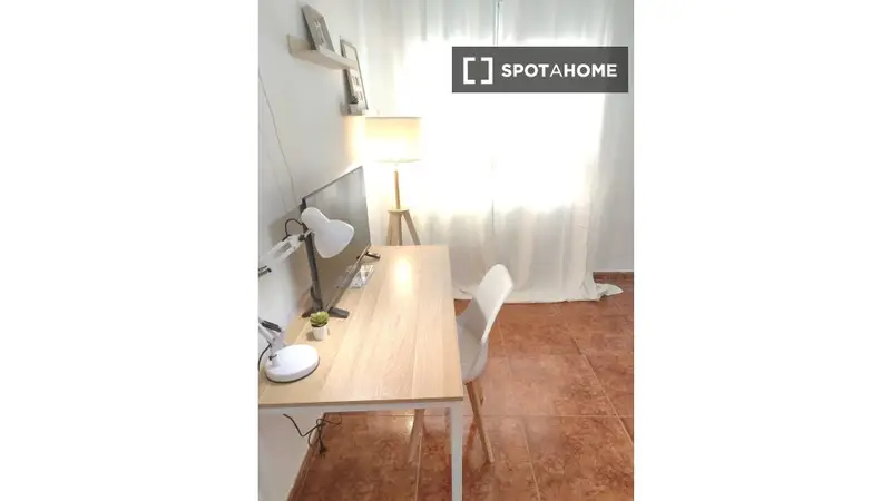 Se alquila habitación en piso de 5 habitaciones en Valladolid