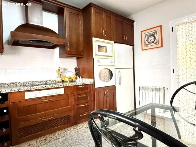Vivienda Familiar en Encinarejo con 4 Dormitorios Cochera y Terraza
