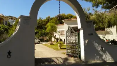 Chalet con Jardin y Vistas al Mar en Urbanizacion Tranquila