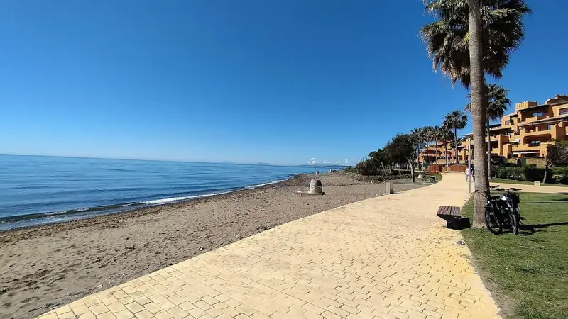 Apartamento de Lujo en Marbella con Piscina Privada y Acceso Directo a la Playa