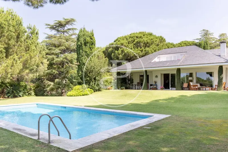 Chalet de Lujo en Supermaresme con Piscina y Jardín Privado