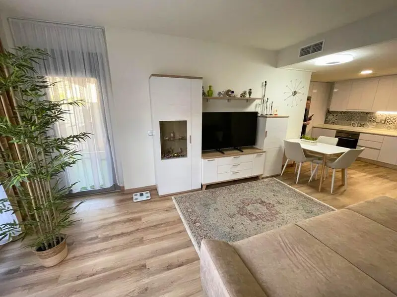 Bungalow en Planta Baja en Torrevieja con 2 Dormitorios y Piscina