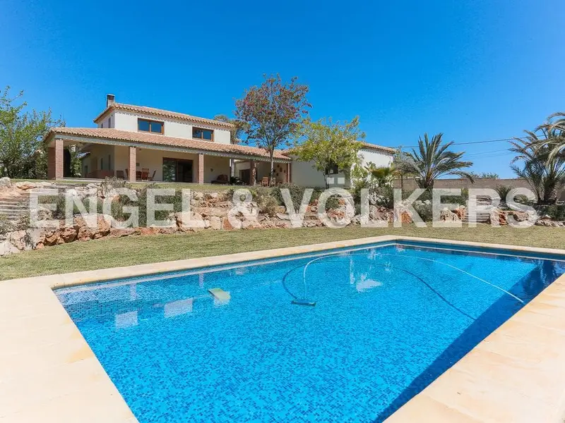 Chalet Contemporaneo en Ontinyent con Piscina y Vistas