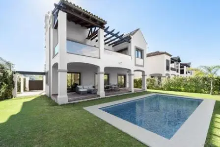 Casa pareada en Estepona con vistas al golf y la montaña
