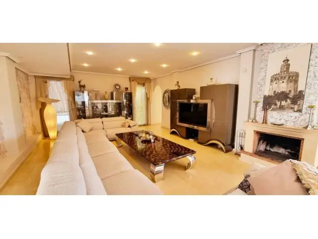 Chalet en Venta Torrevieja: Villa Lujosa con Spa y Vistas al Mar