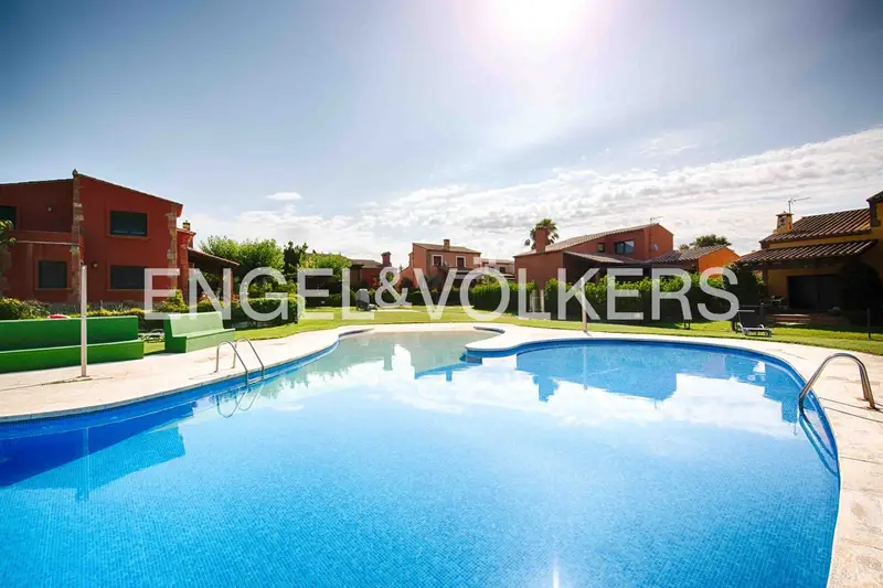 Chalet en Golf de Peralada con Spa y Jardin Privado