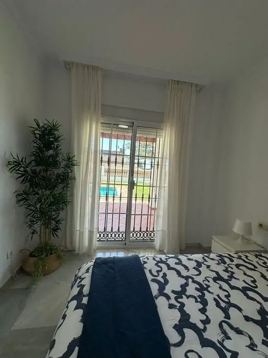 Villa en Marbella Este 5 Dormitorios 4 Baños Cerca de la Playa
